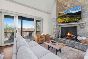 Televisio, takka, kirjoja