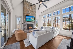 تلفزيون، مدفأة، كُتُب