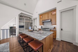 Fridge, microwave, oven, stovetop - Modern Mountain Lodge with Great Amenities (Boone)