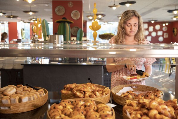 Daily buffet breakfast (EUR 16 per person) - Les Rivages de Beauval (Saint-Aignan)
