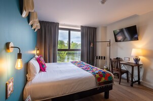 Sistema de insonorización, cunas gratuitas, wifi gratis y ropa de cama 