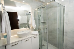 Sèche-cheveux, serviettes fournies, papier toilette