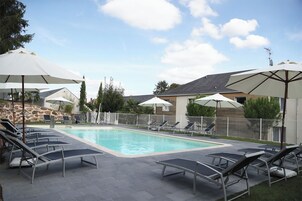 Una piscina al aire libre de temporada