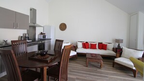 Un espacio habitable compacto con comedor, cocina y zona de estar.
