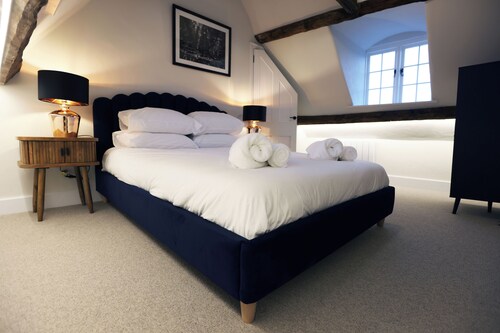 Soho style penthouse flat in the heart of Chipping Norton. Private parking.