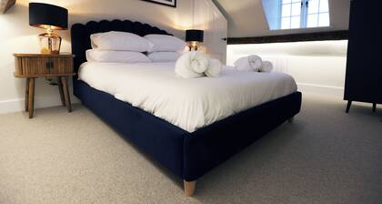 Soho style penthouse flat in the heart of Chipping Norton. Private parking.