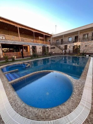 Una piscina al aire libre de temporada