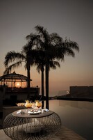 Una piscina techada, una piscina al aire libre de temporada