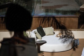 Una piscina techada, una piscina al aire libre de temporada