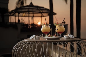 Una piscina cubierta, una piscina al aire libre de temporada