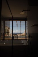 EMEK | Baño | Secador de pelo, zapatillas, toallas y jabón