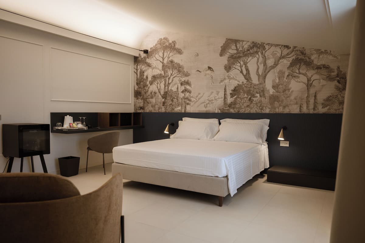 Un dormitorio moderno con una cama grande, un escritorio y una silla.