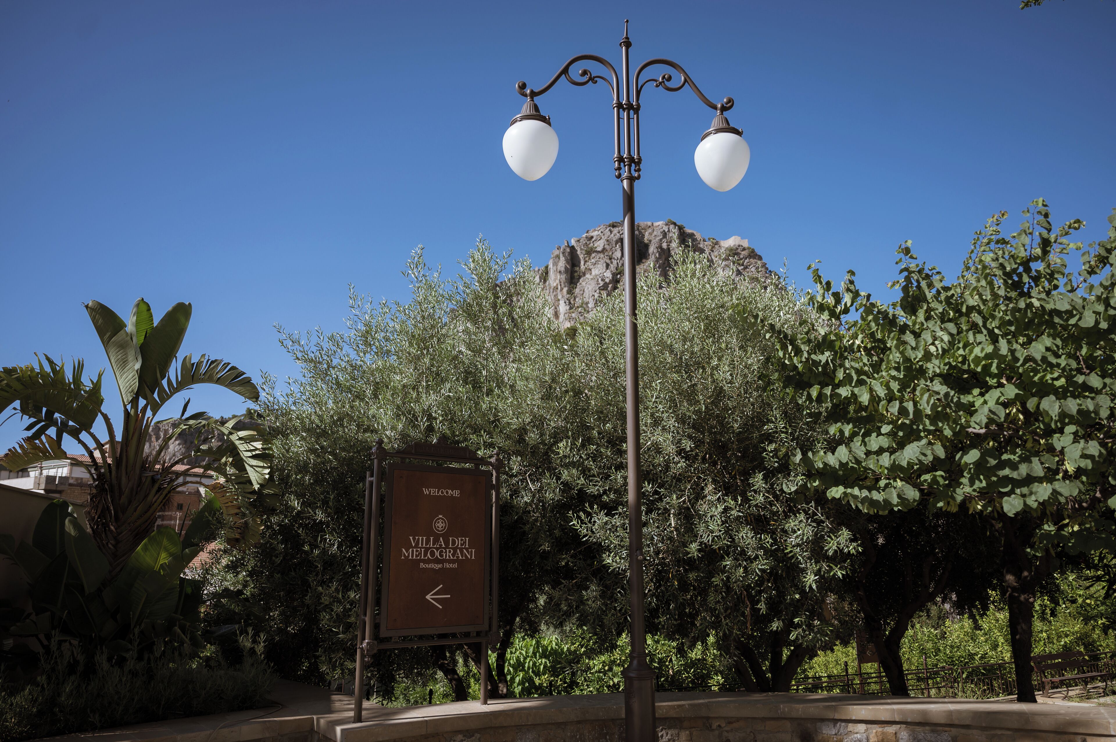 A sign for Villa dei Melograni, indicating a direction to the hotel.