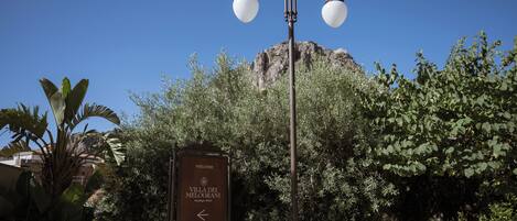 A sign for Villa dei Melograni, indicating a direction to the hotel.