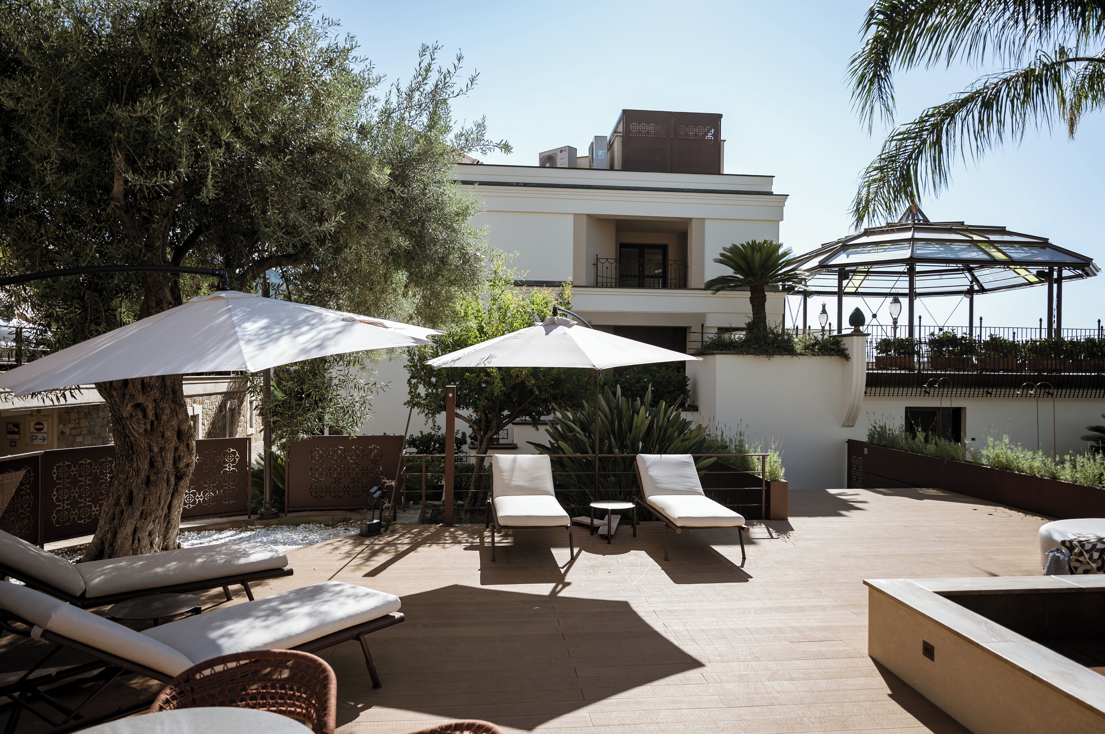 Innenpool, Außenpool (je nach Saison geöffnet)