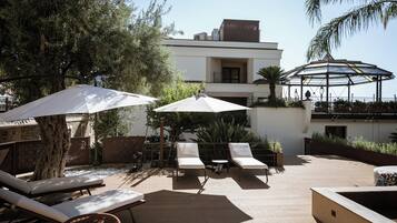 Innenpool, Außenpool (je nach Saison geöffnet)