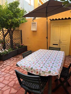 Outdoor dining - Raffel house with garden a few minutes from the sea and the center of Alghero (Alghero)