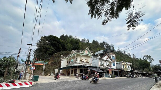 Vista urbana con edificios, una calle y motocicletas.