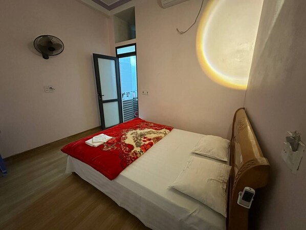 Standard Double Room, 1 King Bed, Non Smoking, Private Bathroom