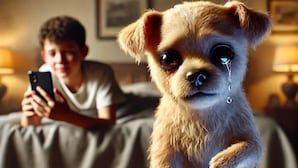 Un perro pequeño sentado sobre un tapete estampado con un teléfono inteligente.