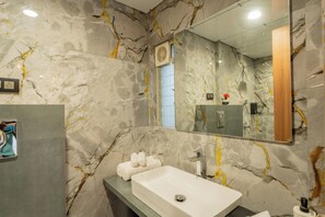 Chambre Familiale, balcon, vue ville | Salle de bain