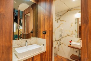 Familienzimmer, Balkon, Stadtblick | Badezimmer