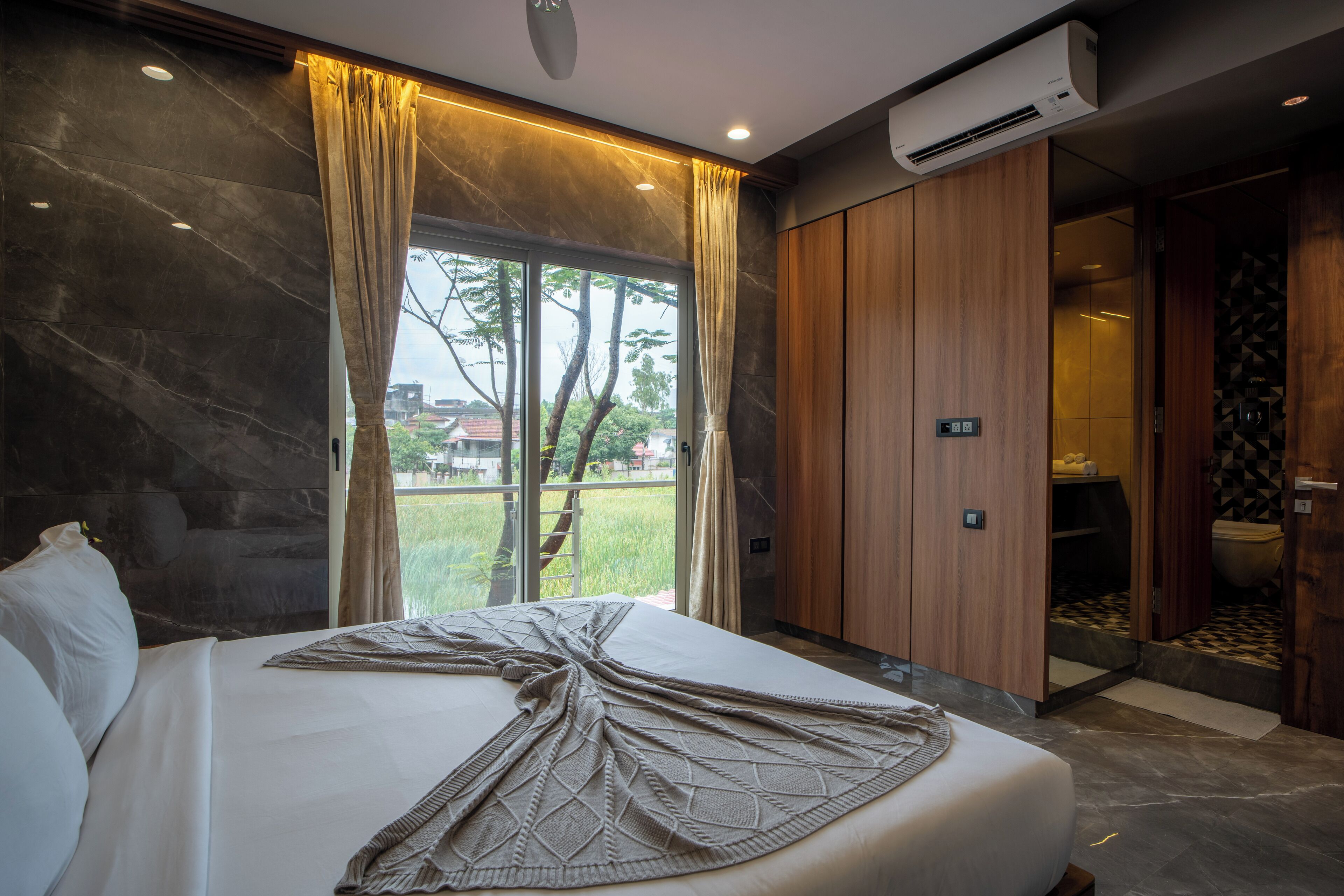 Foto - Alaya Stays Imperial Calista 4-BHK with Common Pool & Garden Near Karla Cavs and Bhushi Dam