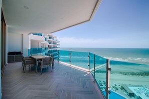 Outdoor dining - Esmeralda Beach Resort 3 Bedrooms Condo C 1101 (Puerto Peñasco)