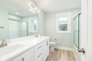 Douche, sèche-cheveux, serviettes fournies