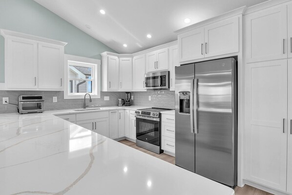 Kühlschrank, Mikrowelle, Ofen, Herdplatte