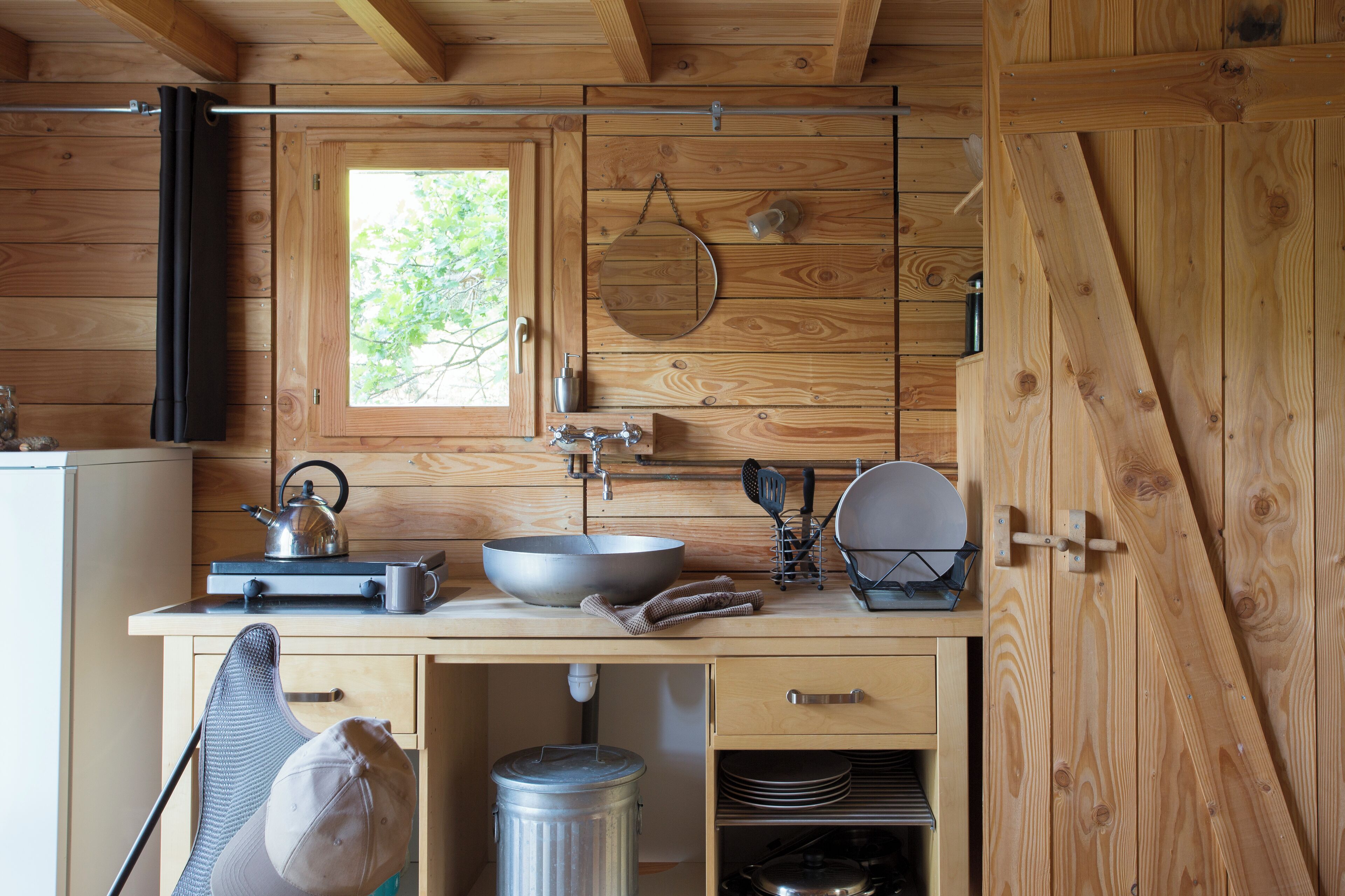 Huisje | Privékeuken | Een koffiezetapparaat/waterkoker, een kinderstoel