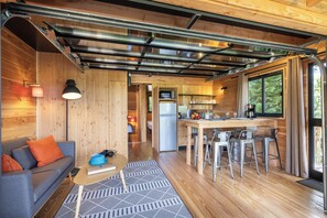 Chalet Deluxe | Coin séjour | Baby-foot, table de tennis de table