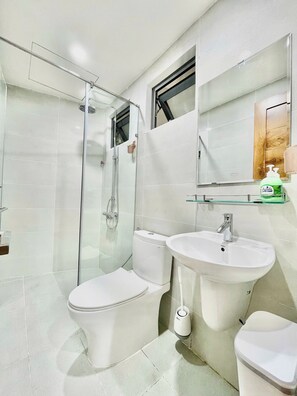 Dusch, hårtork, handdukar och tvål