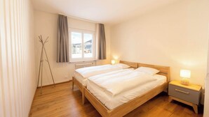 3 bedrooms, iron/ironing board, travel crib, WiFi - Modern Apartment, Near to Skiing Scenic Lake Views (Sankt Moritz)
