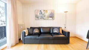 TV, offices - Modern Apartment, Near to Skiing Scenic Lake Views (Sankt Moritz)