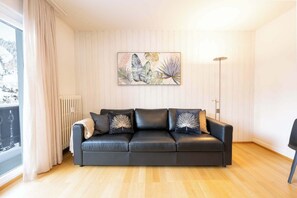 TV, offices - Modern Apartment, Near to Skiing Scenic Lake Views (Sankt Moritz)