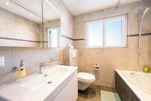 Douche, séchoir à cheveux, shampooing