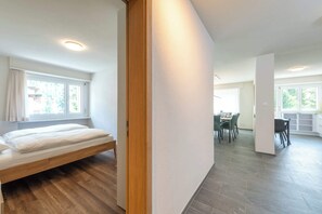 3 slaapkamers, een strijkplank/strijkijzer, wifi, beddengoed