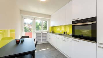 Jääkaappi, uuni, liesi, astianpesukone