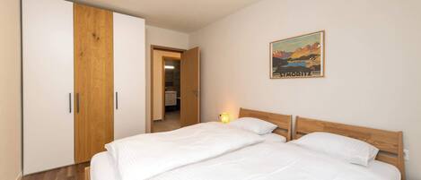 3 chambres, fer et planche à repasser, Wi-Fi, draps fournis