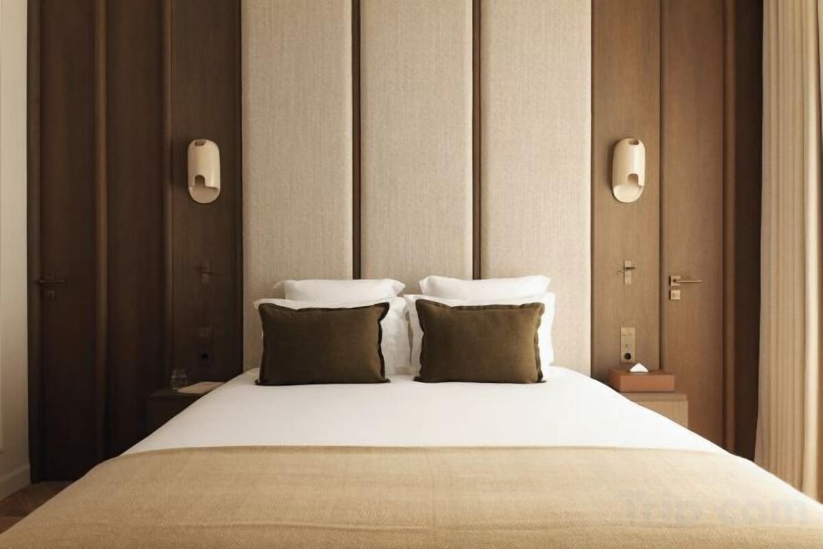 Premium bedding, pillow-top beds, in-room safe, laptop workspace
