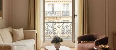 Appartement Deluxe, 1 chambre, vue sur la ville | Aire de séjour | Téléviseur connecté de 65 po avec télévision par cùble, foyer, Netflix