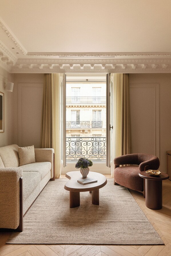 Deluxe appartement, 1 slaapkamer, uitzicht op stad | Woonruimte | Een 65-inch smart-tv met kabelzenders, een open haard en Netflix