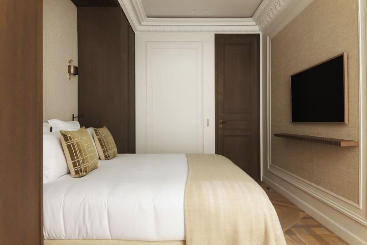 Premium bedding, pillow-top beds, in-room safe, laptop workspace