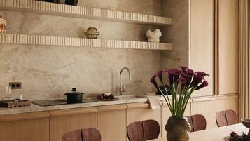 Suite Prestigio, 3 habitaciones, vista a la ciudad | Cocineta privada | Refrigerador con congelador, microondas y cafetera de espresso