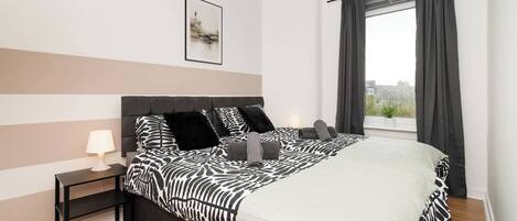 2 slaapkamers, een bureau, een strijkplank/strijkijzer, reisbedje