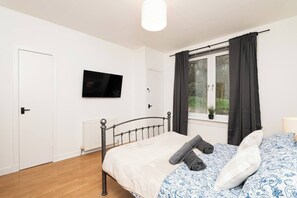 2 Schlafzimmer, Schreibtisch, Bügeleisen/Bügelbrett, Reisekinderbett