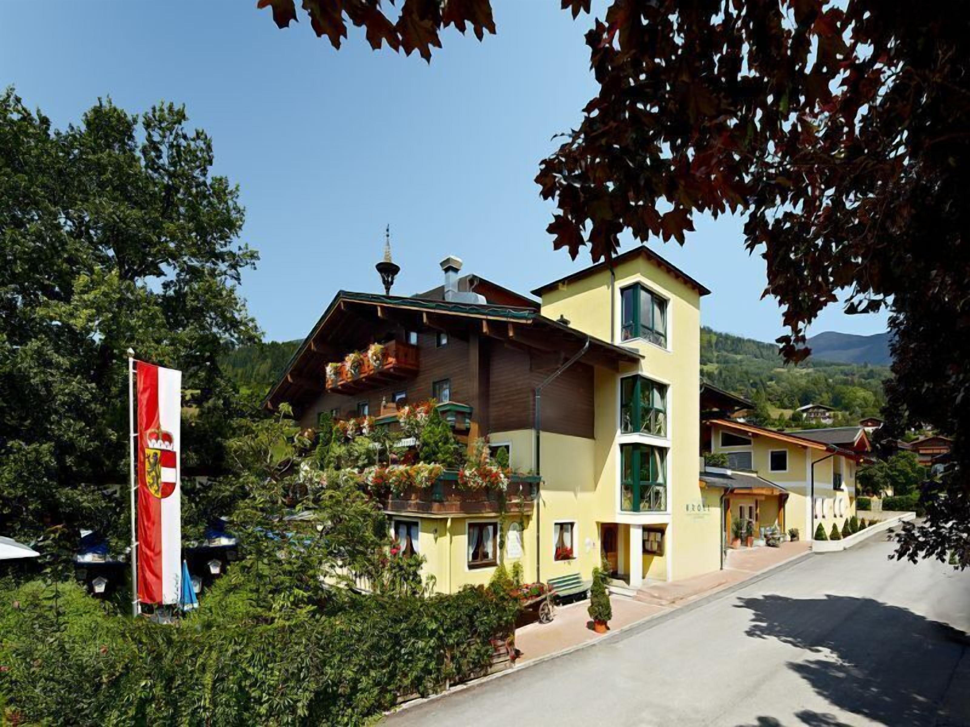 Un edificio di due piani con un balcone e una bandiera.