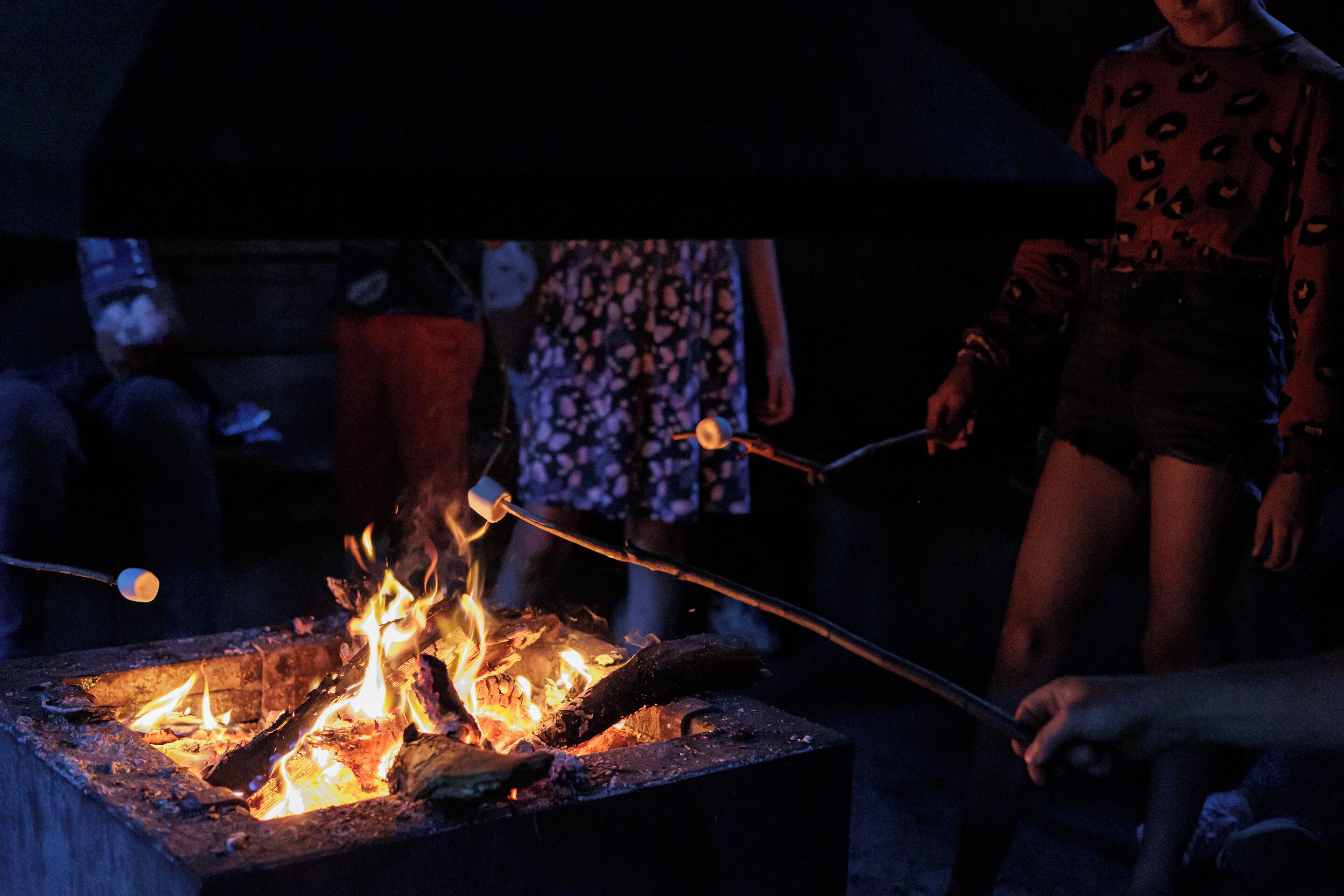 Un feu de camp autour duquel on fait griller des guimauves.