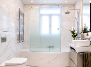 Apartment | Bathroom | Shower, towels - Luxury City View Apartment in London (London)
